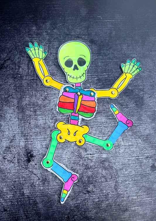 Bygg ett rörligt skelett – Halloweenpyssel att skriva ut och färglägga med roliga färger