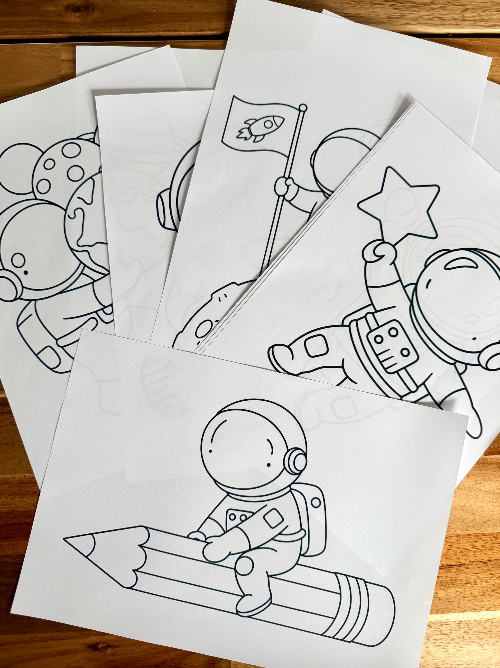 Pysselverkstans 10 målarbilder med astronauter och rymdtema