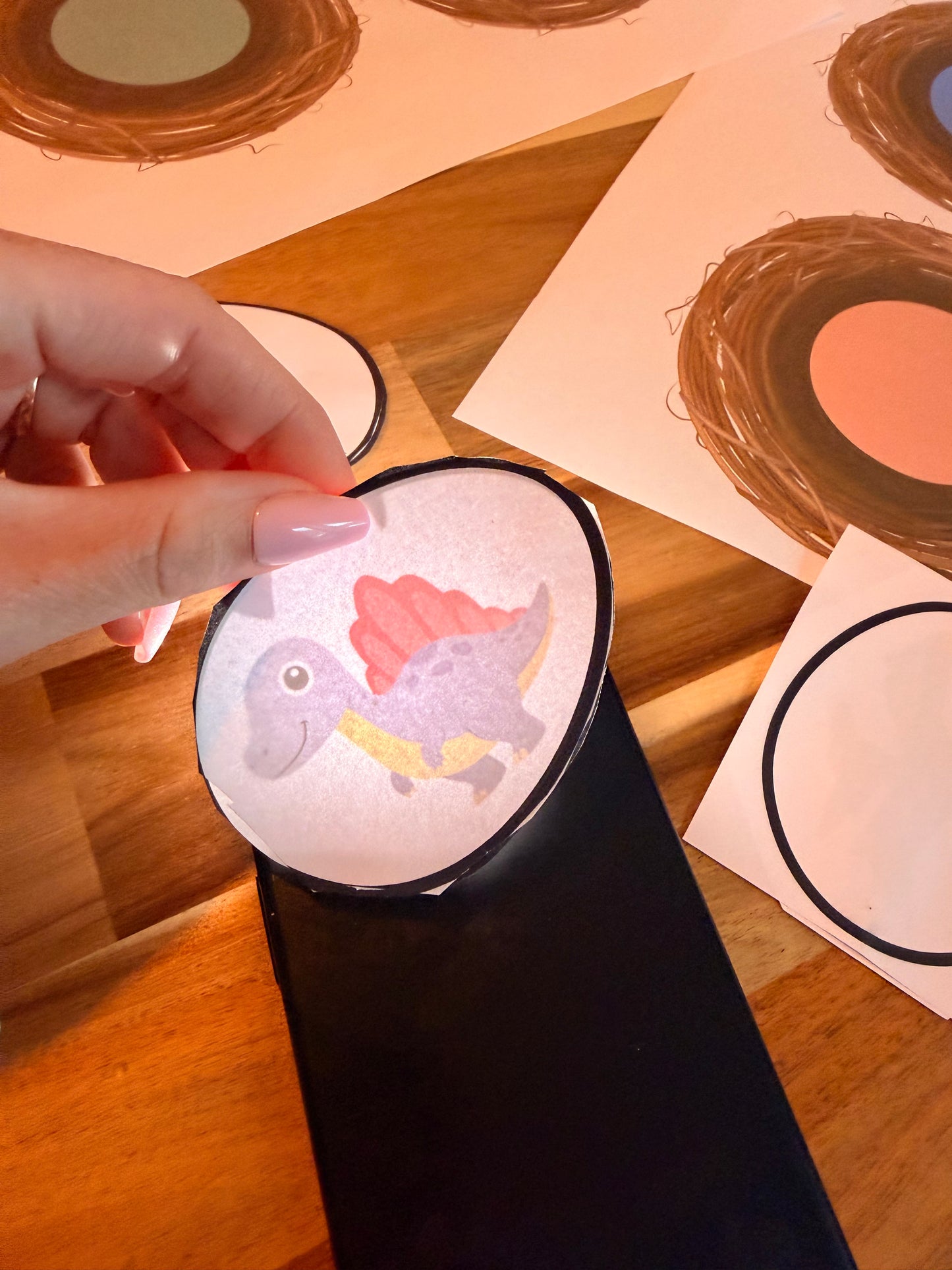 lila dinosaurie i Lys med ficklampa – Sortera dinosaurieägg